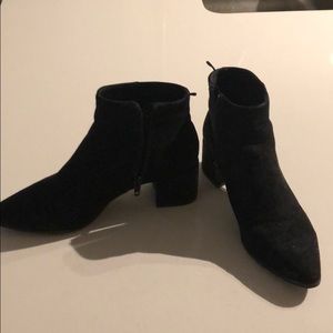 Black pointy toes low bootie.